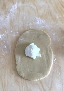 preparazione delle genovesi con la ricotta