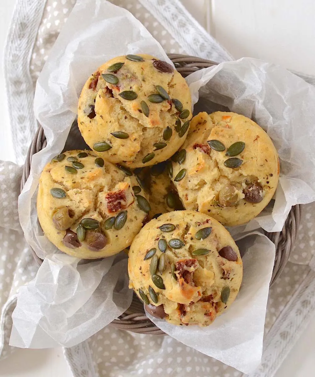 muffin con pomodori secchi e olive taggiasche e semi di zucca