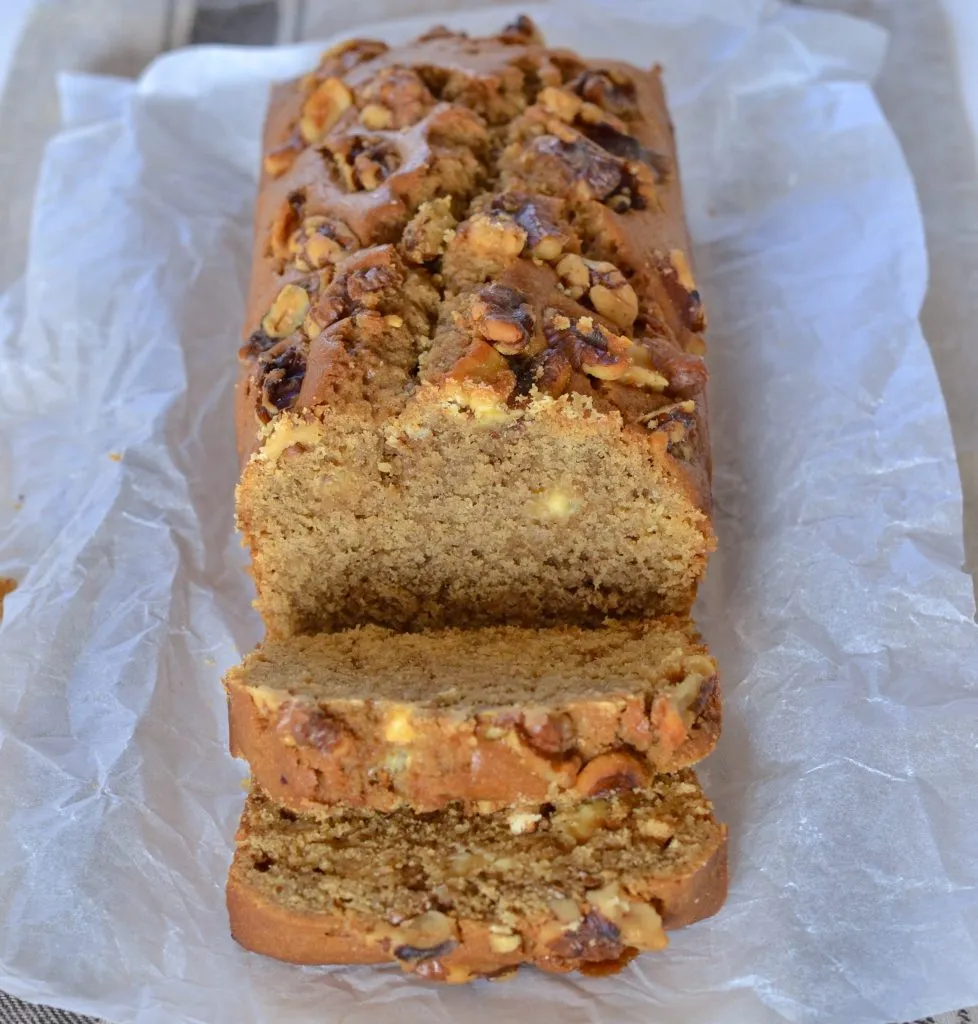 plumcake al caffè con gocce di cioccolato bianco e noci a fette