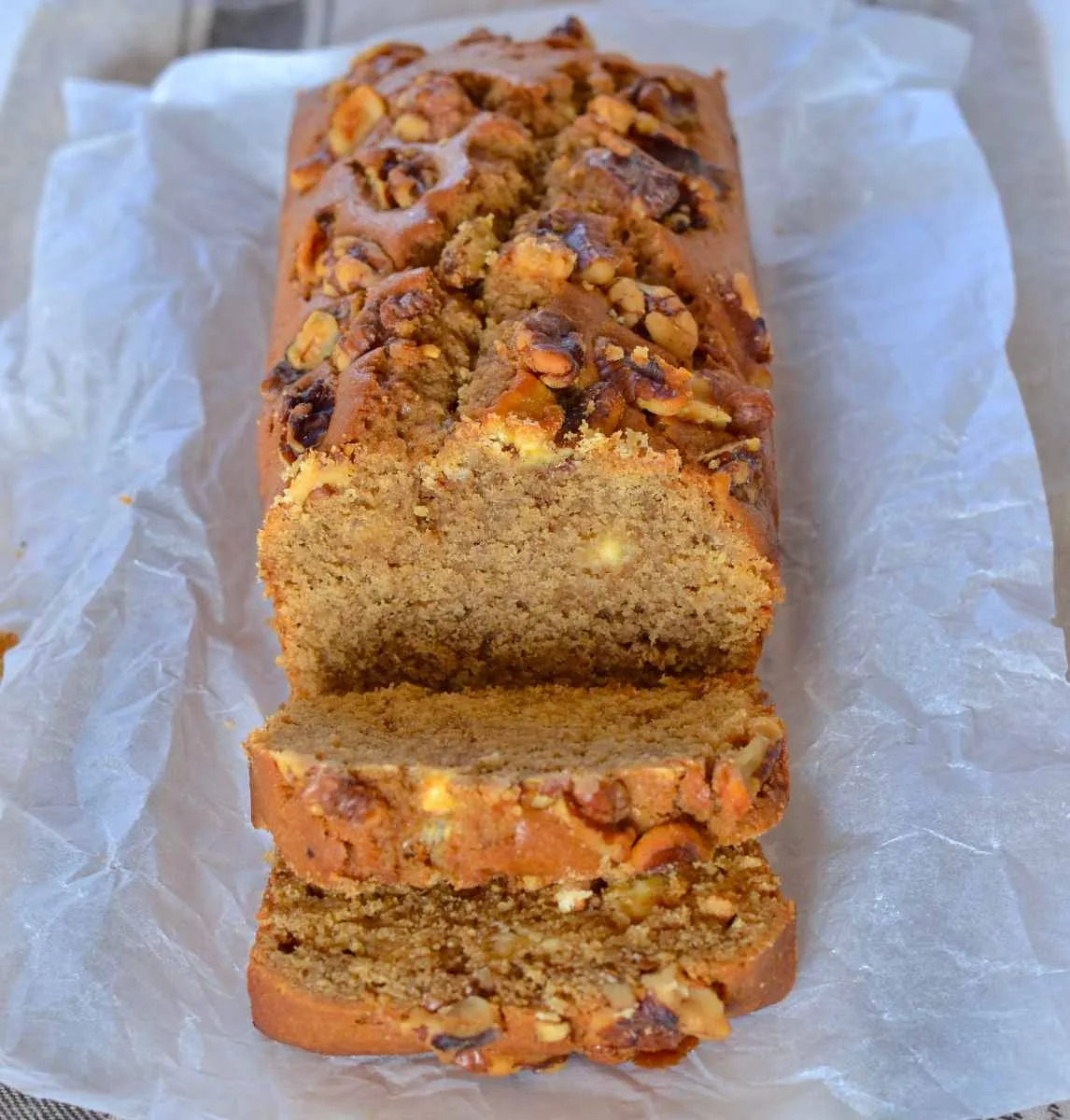 plumcake al caffè con gocce di cioccolato bianco e noci a fette