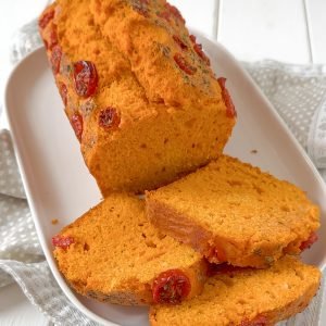 plumcake al pomodoro servito