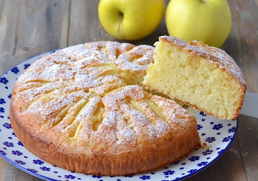 torta di mele allo yogurt servita