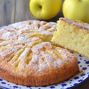 torta di mele allo yogurt servita