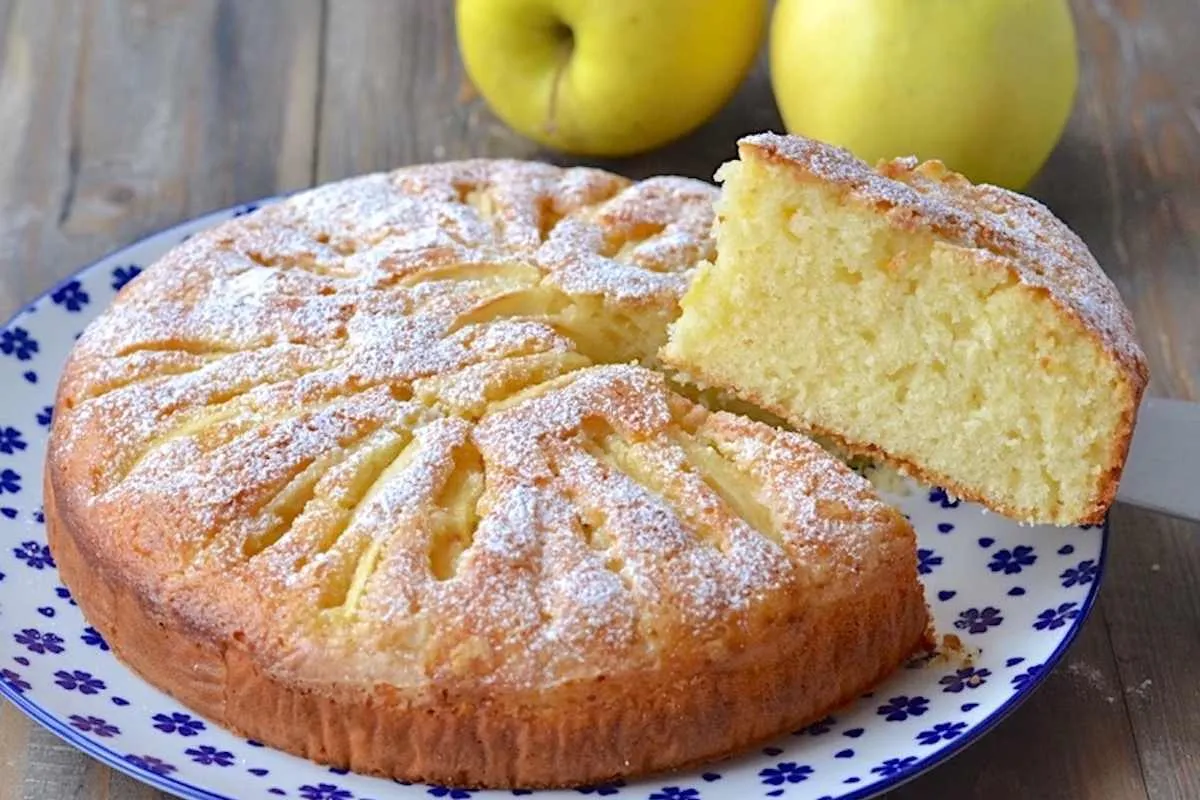 torta di mele allo yogurt servita