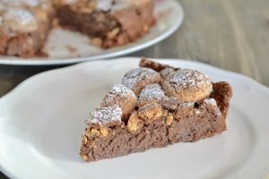 fetta di torta cremosa al cioccolato e amaretti