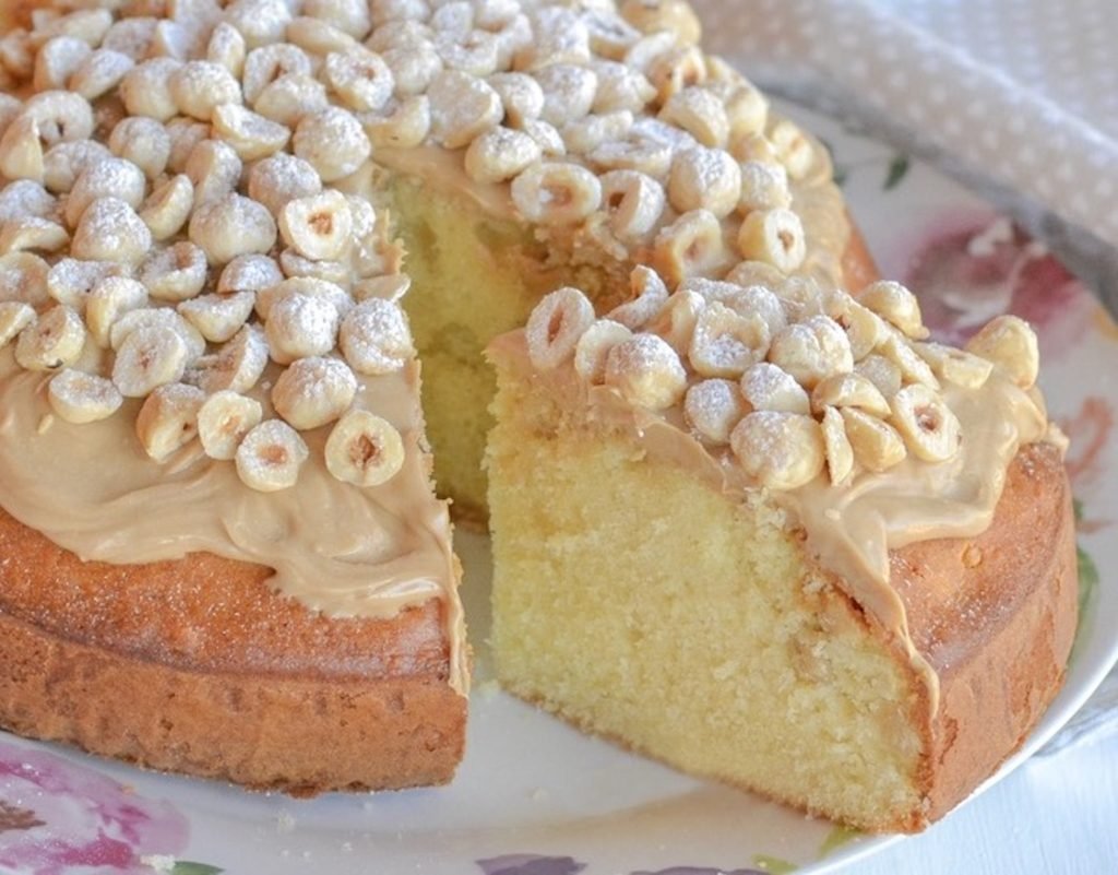 fetta di torta di nocciole