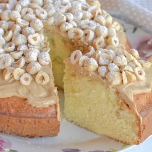 fetta di torta di nocciole