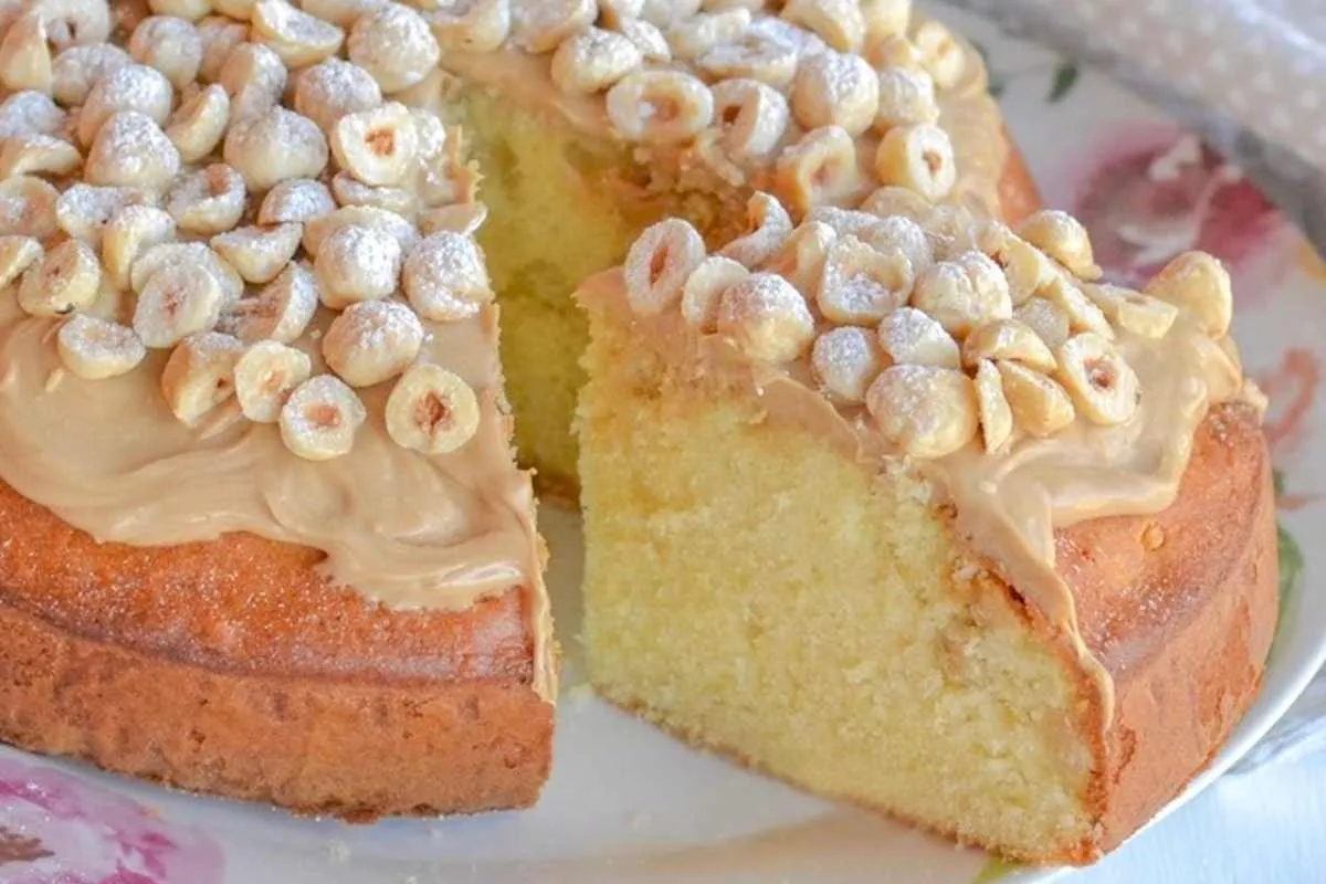 fetta di torta di nocciole