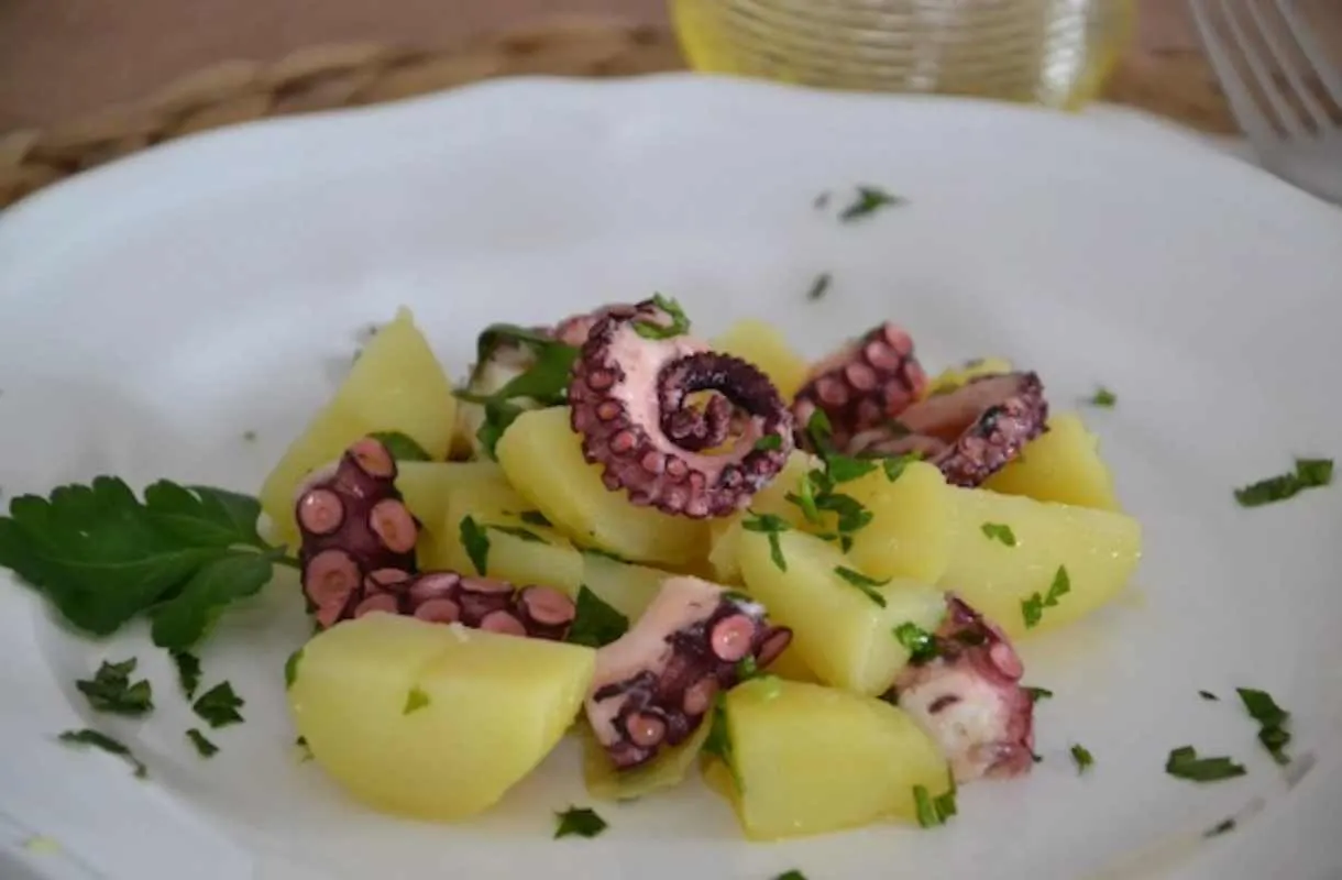 insalata di polpo e patate servita