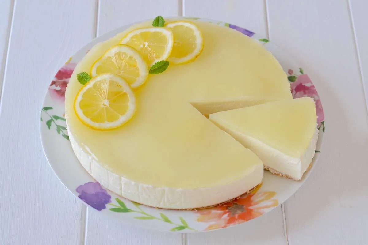 fetta di cheesecake al limone servita