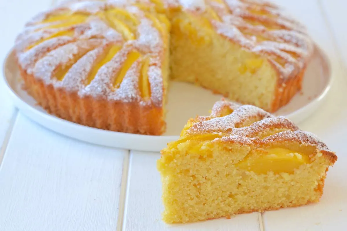fetta di torta al mango soffice