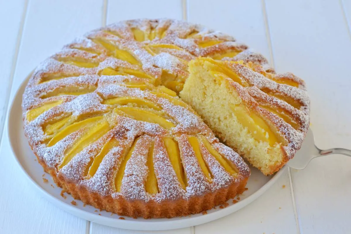 fetta di torta al mango soffice