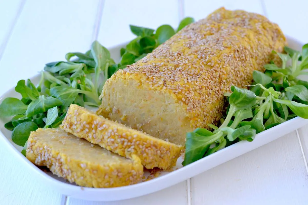 fette di polpettone di ceci e patate servito