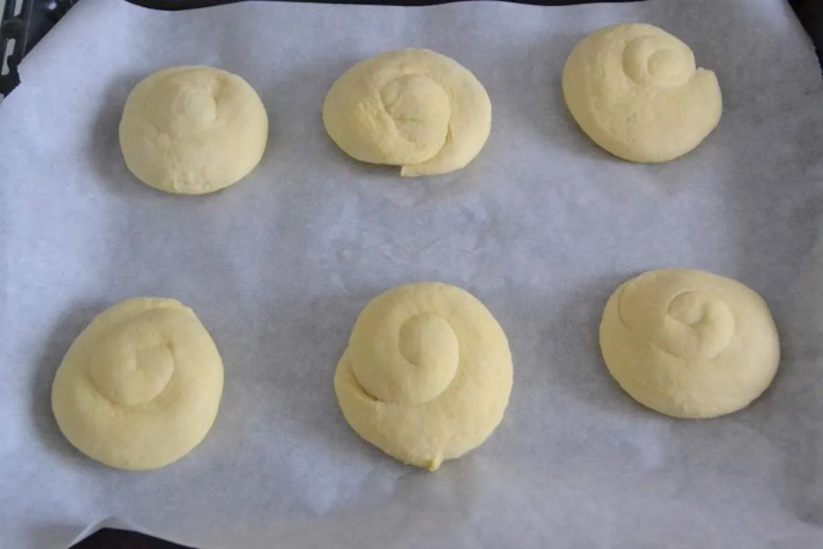 preparazione delle friselle pugliesi