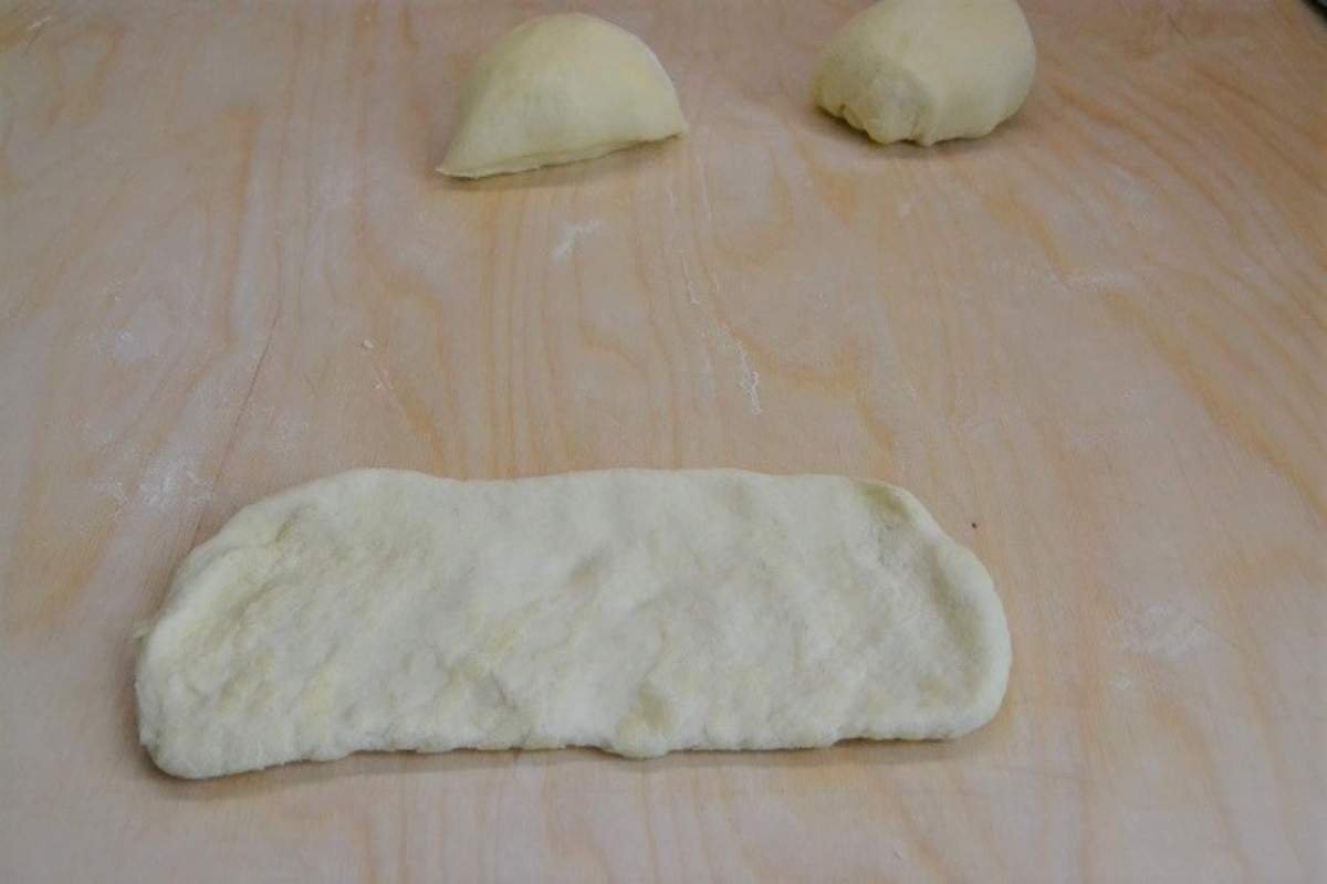 stesura dell'impasto delle friselle