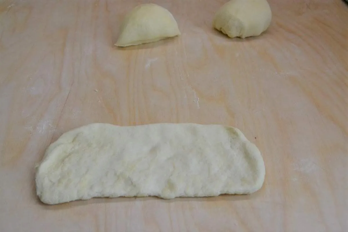 stesura dell'impasto delle friselle
