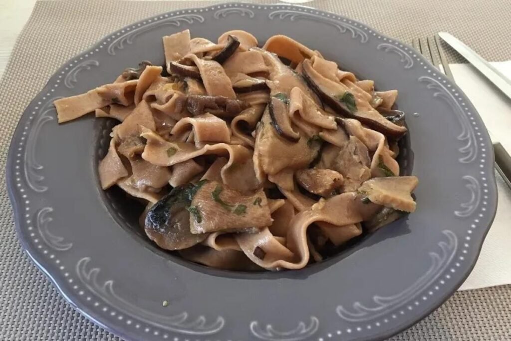 tagliatelle con farina di castagne ai funghi porcini