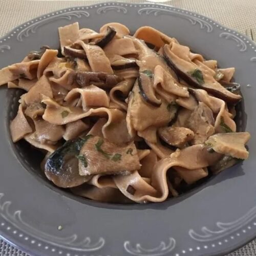 tagliatelle con farina di castagne ai funghi porcini