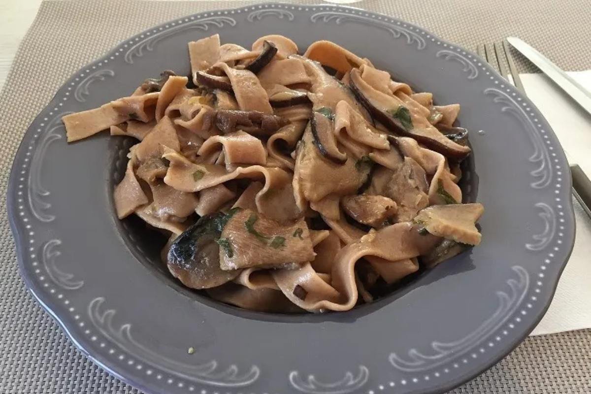 tagliatelle con farina di castagne ai funghi porcini