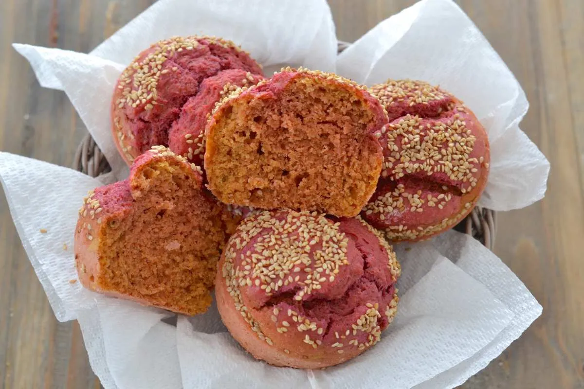 muffin alla barbabietola con semi di sesamo