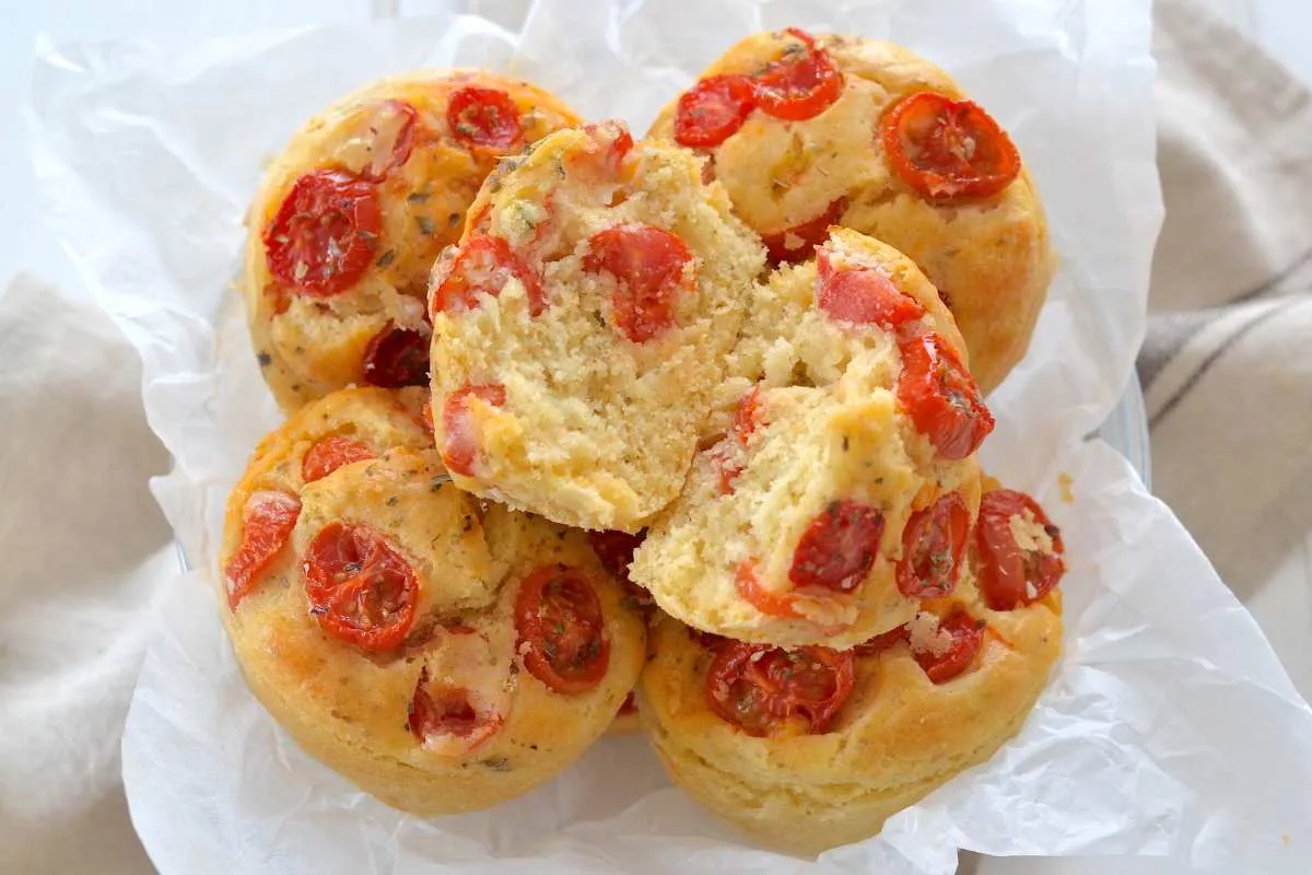 muffin salati con pomodorini e origano serviti
