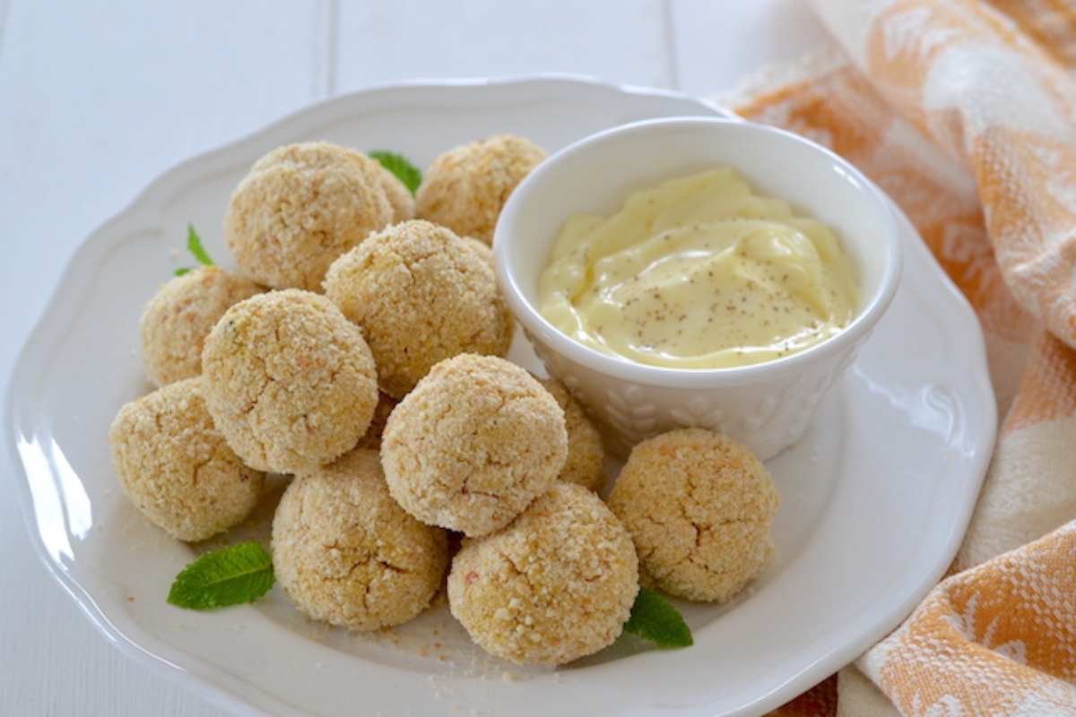 piatto di polpette di ceci