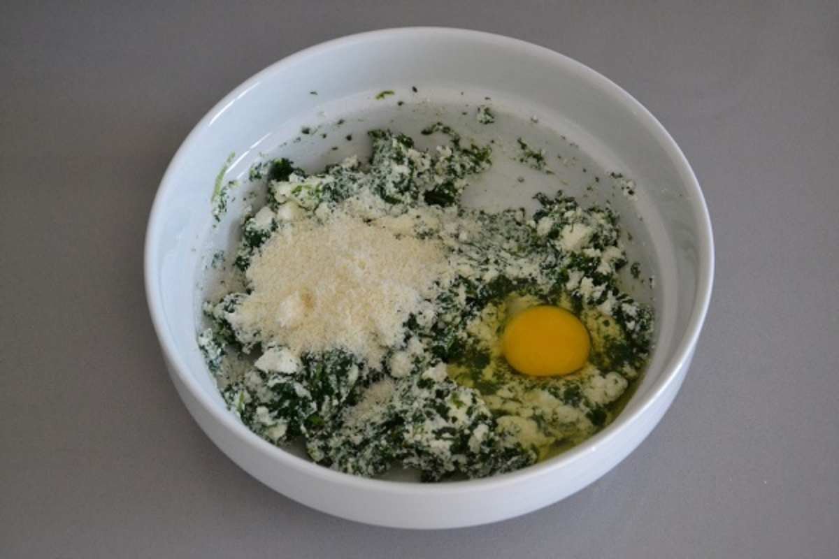 preparazione degli gnudi toscani al pomodoro