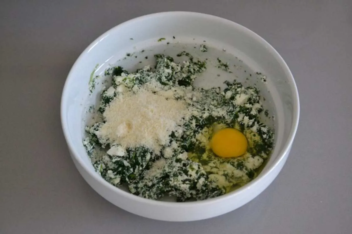 preparazione degli gnudi toscani al pomodoro
