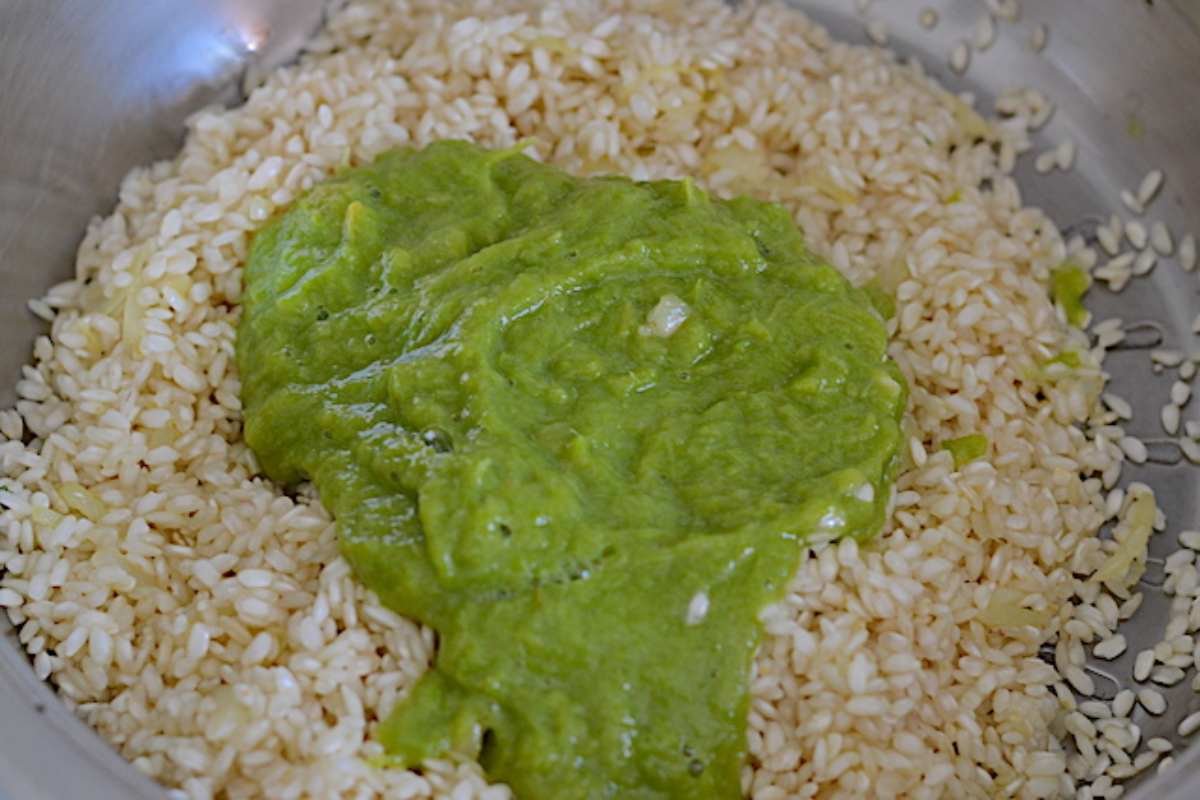 preparazione del risotto agli asparagi