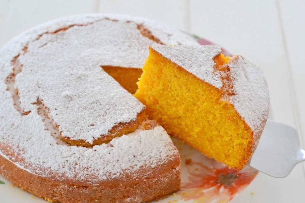 torta di carote con farina di riso servita