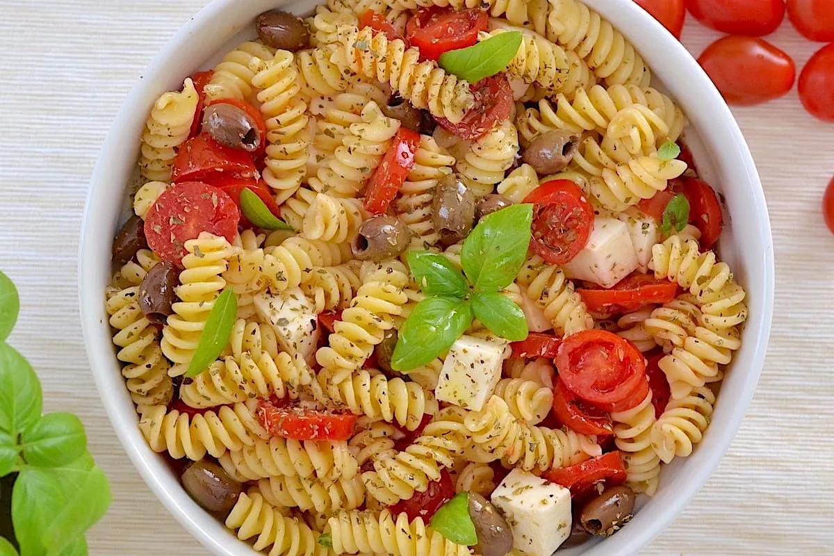 pasta fredda estiva con pomodorini e olive