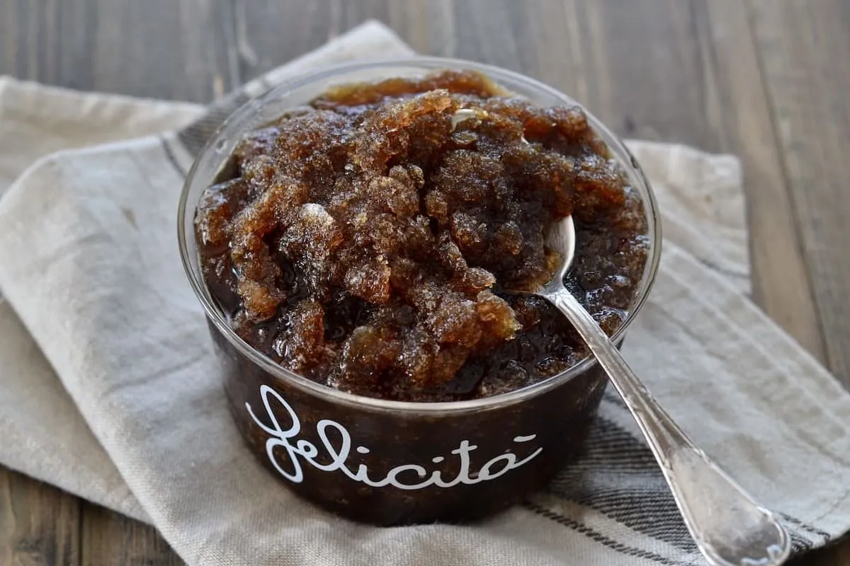 granita al caffè cremosa servita