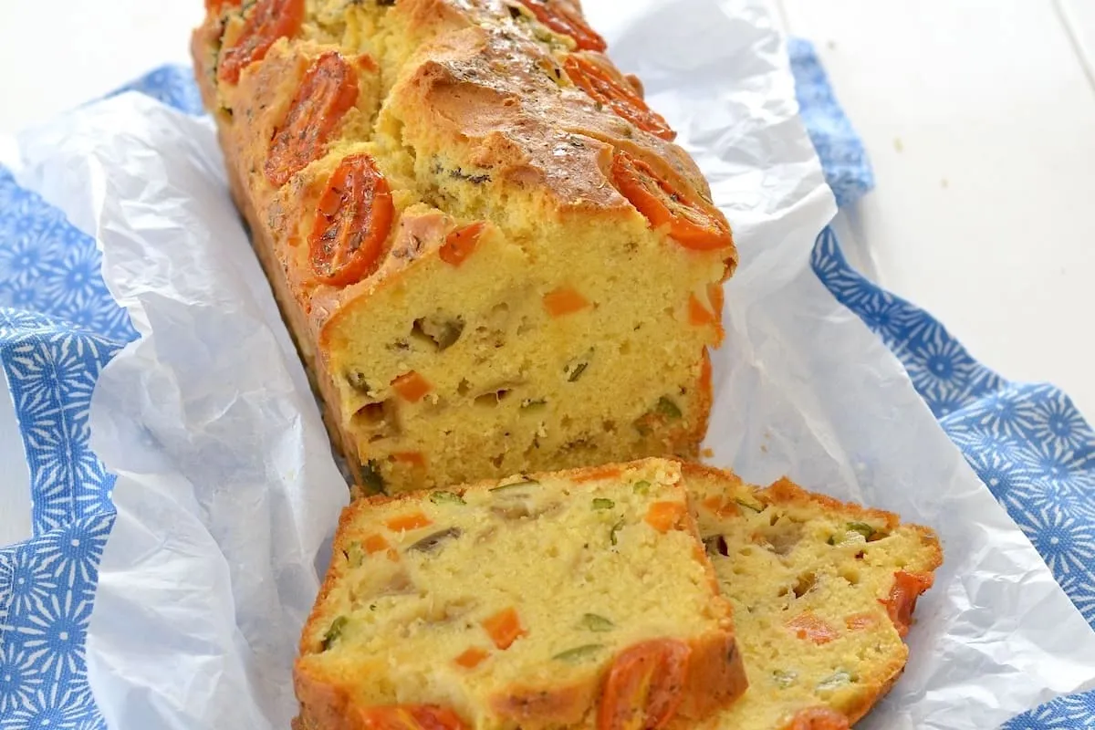plumcake salato alle verdure estive servito
