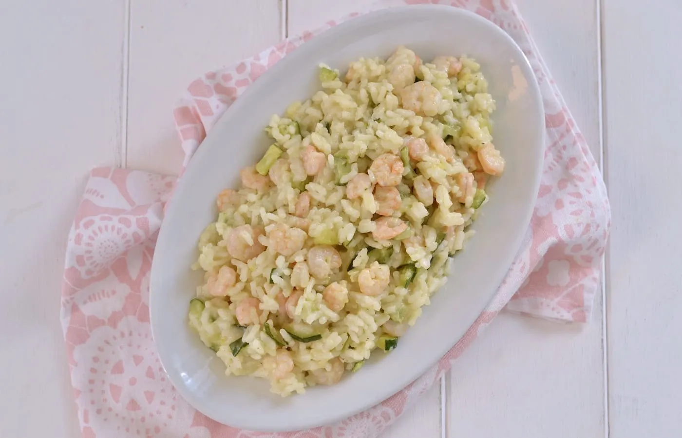 risotto con zucchine e gamberetti  cremoso servito