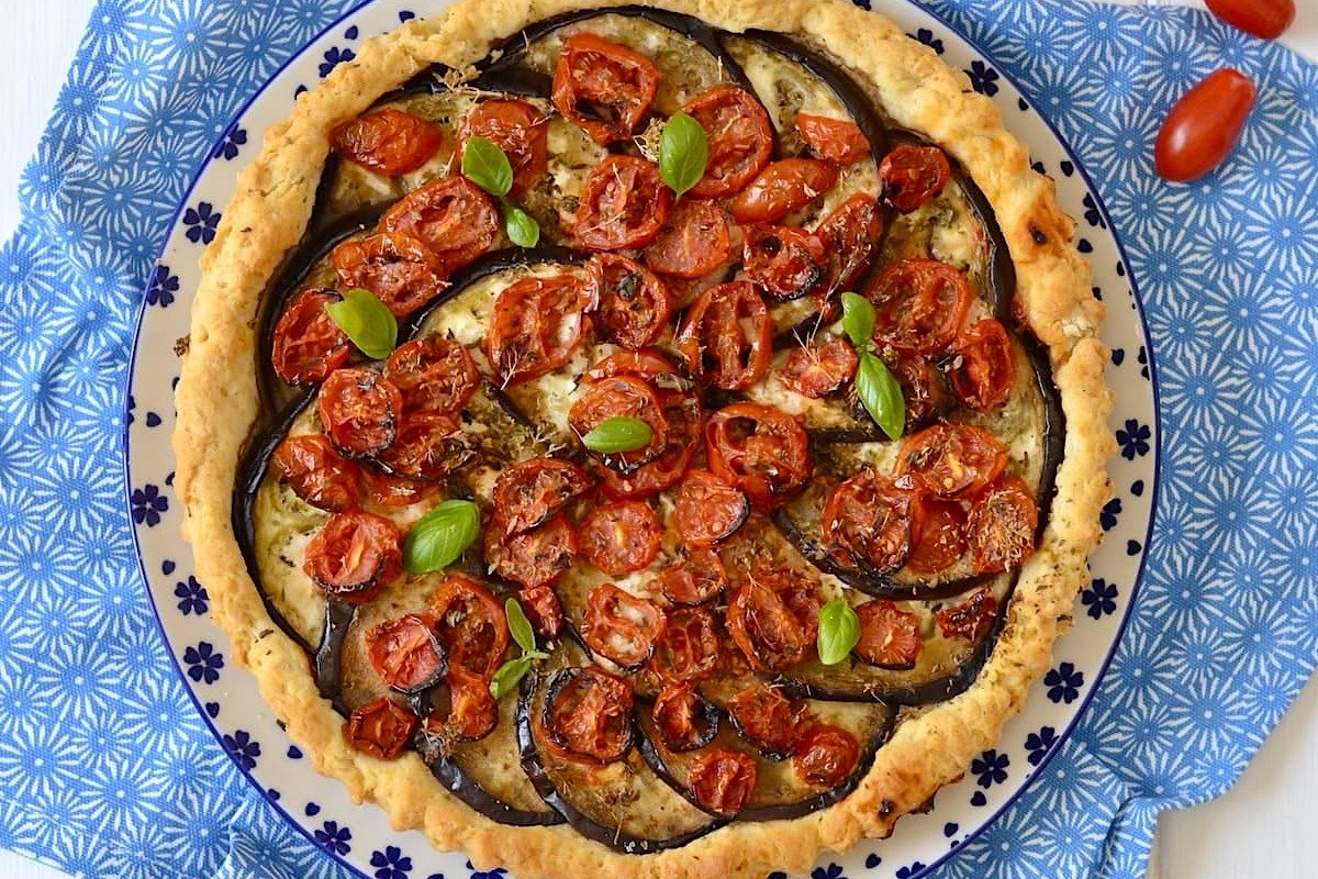 torta salata con melanzane e pomodorini estiva servita