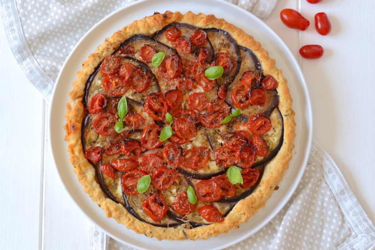 torta salata con melanzane e pomodorini