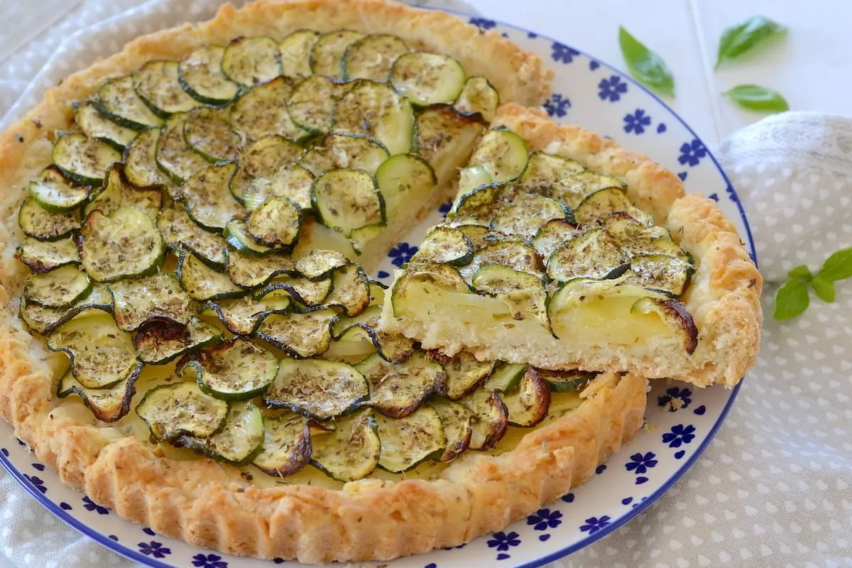 torta salata di zucchine e patate servita