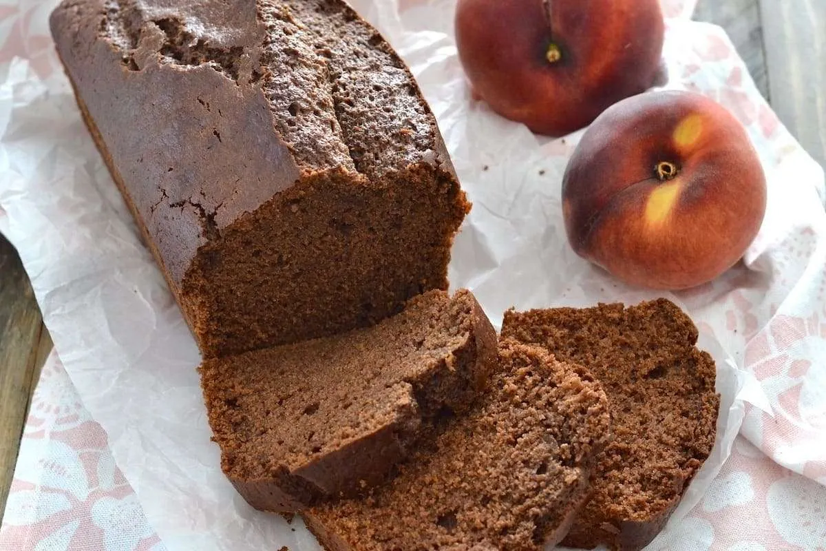 pan di pesche al cacao a fette