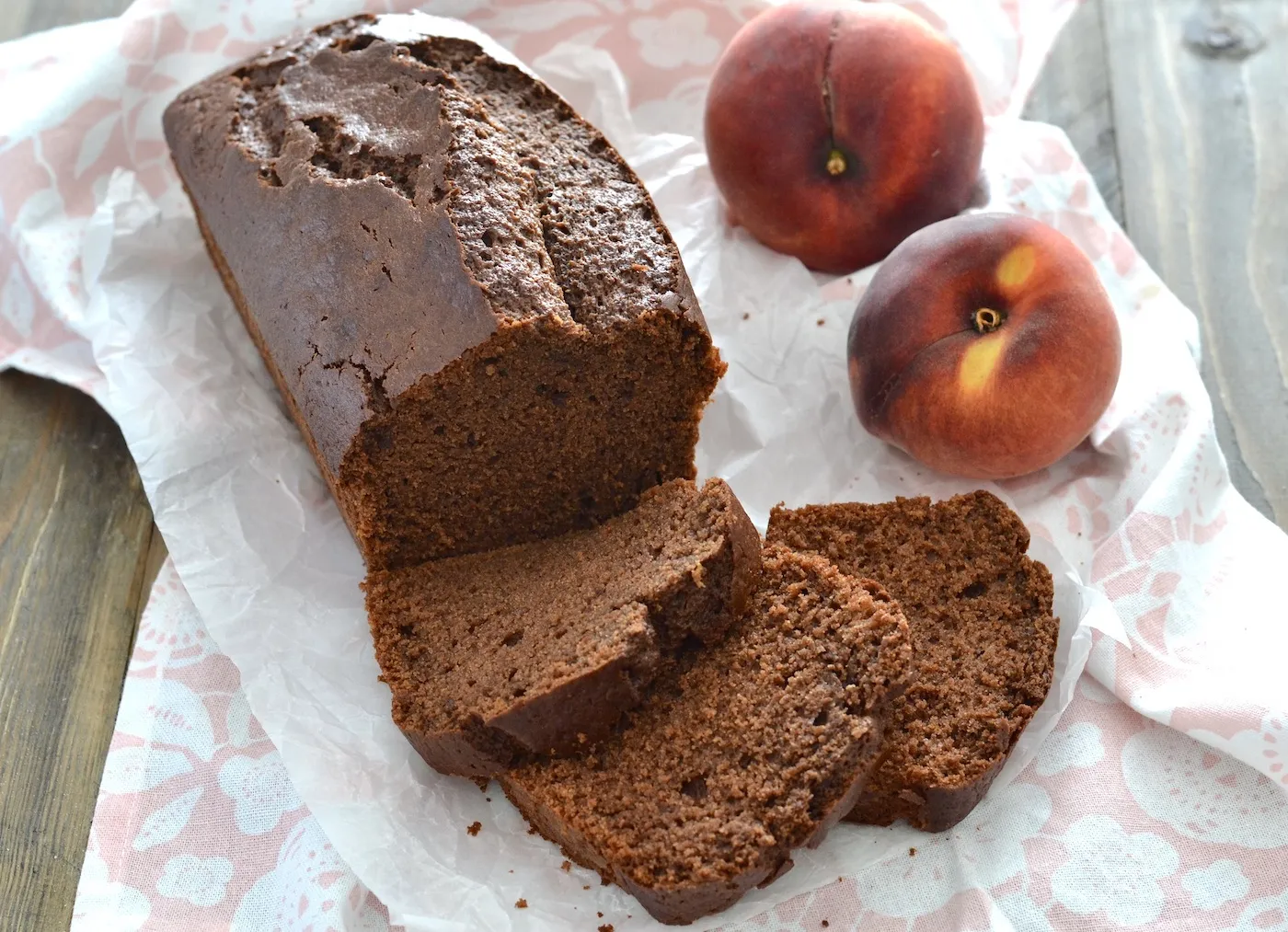 pan di pesche al cacao servito