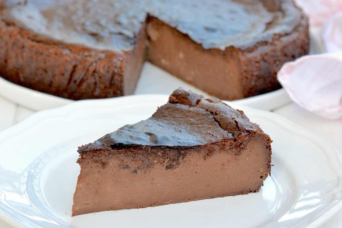 fetta di cheesecake basca al cioccolato